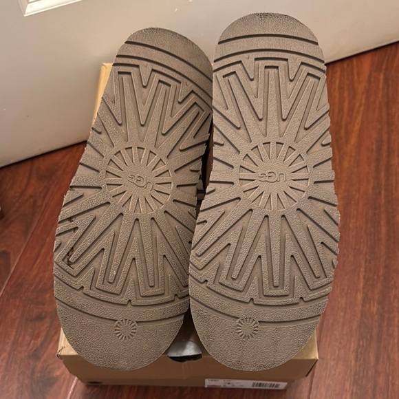 UGG Tazz Platform Slip-On Slippers with Red Trim, size 7 - Picture 3 of 6